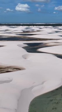 Lencois Maranhenses, Maranhao Brezilya 'daki Santo Amaro' da. Doğa manzarası. Kıvrımlı kum tepeleri. Lencois Maranhenses Brezilya 'da. Yağmur suyu gölleri. Güzel Yüksek Kumullar. Yaz Gezisi. Brezilya Kuzeydoğu.