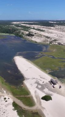 Ceara Brezilya 'daki Lagoinha' da Lagoinha Skyline. Tatlı Su Gölleri Peyzajı. Kum tepeleri dağları. Lagoinha Skyline Lagoinha 'da. Turizm Seyahati. Almecegas Gölü. Plaj Arkaplanı.