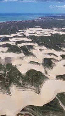 Piaui Brezilya 'daki Luis Correia' da Lencois Piauienses. Tatlı Su Gölleri Peyzajı. Kum tepeleri dağları. Lencois Piauiens Luis Correia 'da. Turizm Seyahati. Doğa Sahnesi. Plaj Arkaplanı.