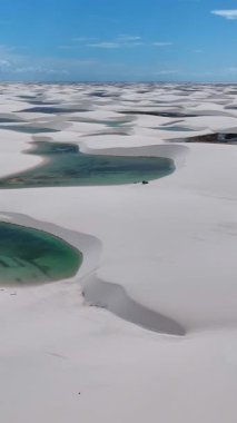 Lencois Maranhens Maranhao Brezilya 'daki Barreirinhas' ta Skyline 'da. Tatlı Su Gölleri Peyzajı. Kum tepeleri dağları. Lencois Maranhenses Skyline Maranhao. Turizm Seyahati. Doğa Sahnesi. Plaj Arkaplanı.