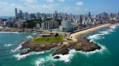 Salvador Bahia Brezilya 'daki Barra Deniz Feneri. Yukarıdan canlı bir şehrin telaş ve koşuşturmasını yakalamak. Shore Clouds Plaj Denizi. Shore Beach Sahili Sahil Hattı. Salvador Bahia.