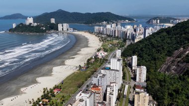 Sao Paulo Brezilya 'daki Sao Vicente' de Itarare Plajı. Sahil Skyline. Şehir merkezindeki şehir manzarası. Yaz Gezisi. Sao Paulo Brezilya 'daki Sao Vicente' de Itarare Plajı. Şehir Sahili Sahnesi.