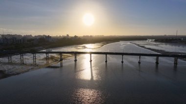 Sao Luis Skyline Sao Luis Maranhao Brezilya 'da. Trafik Modern Kablo TV 'nin karşısına geçiyor (Stayed Bridge. Metropol Peyzaj Gökdelenleri Yapımı Meşgul. Metropole Town 'da. Sao Luis Maranhao.