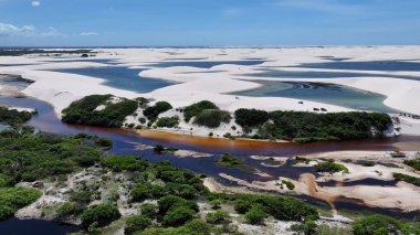 Lencois Maranhenses Santo Amaro Maranhao Brezilya 'da Skyline. Turkuaz gölleri ve kum tepeleri ilham verici bir manzara yaratıyor. Sahil Gökyüzü Sahil Kıyısı Yaz Zamanı. Seaside Beach Panoramik. Santo Amaro Maranhao.