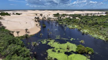 Paulino Neves Skyline In Paulino Neves Maranhao Brazil. Turkuaz gölleri ve kum tepeleri ilham verici bir manzara yaratıyor. Sahil Gökyüzü Sahil Kıyısı Yaz Zamanı. Sahil Sahil Sahili Panoramik.