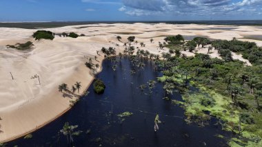 Paulino Neves Maranhao Brezilya 'da küçük çarşaflar. Beyaz kum tepelerinin ve kristal göllerin eşsiz manzarası. Shore Sky Clouds Plaj Denizi. Uluslararası Plaj Panoraması. Paulino Neves Maranhao.