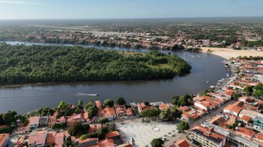 Barreirinhas Skyline Barreirinhas Maranhao Brezilya 'da. Yukarıdan manzaralı tropikal bir nehir manzarası olan ağaçlar. Şehir merkezindeki iş dünyası. İş geçmişleri ünlüdür. Barreirinhas Maranhao.