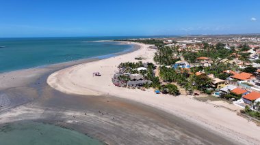 Luis Correia Piaui Brezilya 'daki Coqueiro Plajı. Kristal berrak sularla sersemletici sahilin havadan görünüşü. Shore Clouds Plaj Denizi. Shore Panning Wide 'da. Luis Correia Piaui.