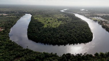 Barreirinhas Maranhao Brezilya 'da Sunset Barreirinhas Skyline. Etrafı yemyeşil tropikal yağmur ormanlarıyla çevrili bir nehrin havadan görünüşü. Gündoğumu Gökyüzü Sahil Denizi 'ni Bulutlandırır. Gün doğumu Sahili .