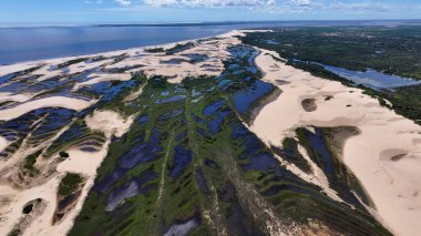 Tutoia Maranhao Brezilya 'da küçük çarşaflar. Beyaz kum tepelerinin ve kristal göllerin eşsiz manzarası. Cennet Adası Manzarası Minnettar Güzel. Yaz zamanı Grateful Coast. Tutoia Maranhao.