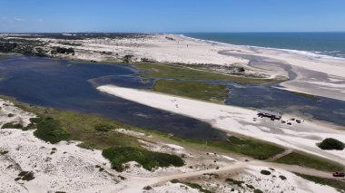 Paraipaba Ceara Brezilya 'daki Jegue Lagoon. Kristal berrak sularla sersemletici sahilin havadan görünüşü. Cennet Adası Skyline Idyllic Güzeli. Cennet Adası Denizi. Paraipaba Ceara.