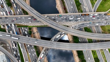 Marjinal Tiete Sao Paulo Brezilya 'da Zaman Hızı Trafiği. Zaman Hızı Drone 'unun nefes kesici görüntüsü. Şehir Gökyüzü Bulutları Şehir Arkaplanı. Şehir merkezinde Geniş Arkaplan.