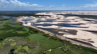 Paulino 'daki Dunes Yolu Neves Maranhao Brezilya. Beyaz Kum tepelerinin arasına kurulmuş Doğal Tatlı Su Gölü. Cennet Adası Manzarası Minnettar Güzel. Yaz Zamanı Minnettar Kıyı.