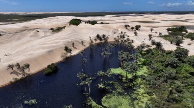 Paulino Neves Skyline In Paulino Neves Maranhao Brazil. Turkuaz gölleri ve kum tepeleri ilham verici bir manzara yaratıyor. Kıyı Bulutları Gökyüzü Sahil Denizi. Deniz kenarındaki panoramik. Paulino Neves Maranhao.