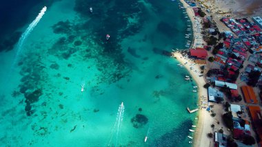 Los Roques Caracas Venezuela 'da egzotik bir yer. Büyüleyici Tropikal Sahne Sahnesi Yukarıdan Görünüyor. Cennet Peyzajı Gezgin Şehveti. Cennet Sahili. Los Roques Karakterleri.