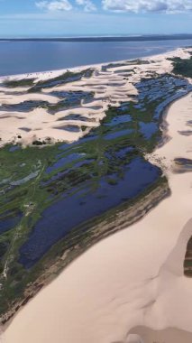 Tutoia Skyline, Tutoia, Brezilya 'da. Doğa Manzarası. Amerika 'nın Brezilya Deltası. Maranhao 'daki Tutoia Skyline. Riverside City 'de. Plaj manzarası. Tatil seyahatleri. Brezilya Kuzeydoğu.