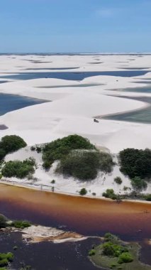 Lencois Maranhens Maranhao Brezilya 'daki Santo Amaro' da Skyline 'da. Tatlı Su Gölleri Peyzajı. Kum tepeleri dağları. Lencois Maranhens Maranhao 'da Skyline' da. Turizm Seyahati. Doğa Sahnesi. Plaj Arkaplanı