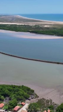 Piaui Brezilya 'daki Luis Correia Kıyı Şehri. En Büyük Nehir. Şehir merkezindeki şehir manzarası. Piaui 'deki sahil şehri. Riverside Sahnesi. Doğa Arkaplanı. Seyahat güzergahı. Brezilya Kuzeydoğu.