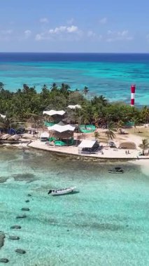 San Andres Providencia 'daki Akvaryum Adası Santa Catalina Kolombiya. Kolombiya Karayip Sahili. Mavi Deniz Arkaplanı. San Andres Providencia 'da, Santa Catalina Kolombiya' da. Turizm Arazisi.