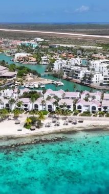 Bonaire Hollanda Antilleri 'ndeki Kralendijk' teki Karayip Evleri. Karayip Adası. Skyline şehir merkezinde. Bonaire Hollanda Antilleri 'nde Kralendijk. Karayipler Sahilinin simgesi. Renkli Binalar.