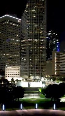 Geceleri Miami silueti. Miami Florida Birleşik Devletleri şehir merkezinin hava gece manzarası. Şehir peyzajı. Miami Florida. Miami Birleşik Devletleri. Şehir merkezinde gece hayatı.