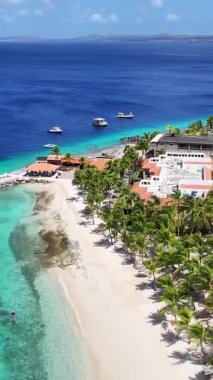 Bonaire Hollanda Antilleri 'ndeki Kralendijk' te Karayip Skyline 'ı. Ada Sahili. Mavi Deniz Manzarası. Bonaire Hollanda Antilleri 'nde Kralendijk. Turizm arka planı. Doğa Deniz Burnu.