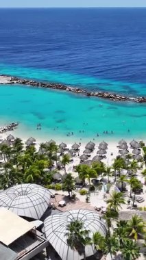 Hollanda 'daki Willemstad' daki Karayip Sahili Curacao. Idyllic Plajı. Doğa manzarası. Hollanda 'daki Willemstad Curacao. Turizm arka planı. Ada Deniz Burnu.