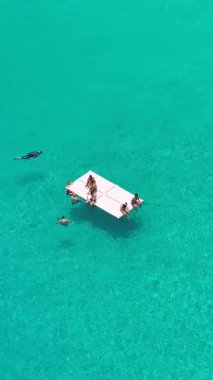 Hollanda 'daki Willemstad Curacao' da yüzen güverte. Ada Sahili. Mavi Deniz Manzarası. Hollanda 'daki Willemstad Curacao. Turizm arka planı. Doğa Deniz Burnu.