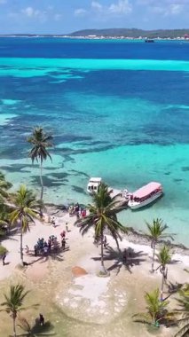 Karayip Adası Kolombiya 'daki San Andres Deniz Feneri. Plaj manzarası. Karayip Cenneti. San Andres Karayip Adası Kolombiya 'sında. Deniz Burnu Açık Hava. Doğa Turizmi.