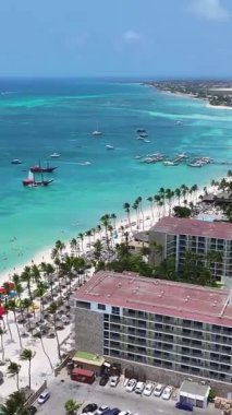 Oranjestad Aruba 'daki Palm Beach' teki High Rise Otelleri. Plaj manzarası. Karayip Cenneti. Oranjestad Aruba 'daki Palm Beach. Deniz Burnu Açık Hava. Doğa Turizmi.