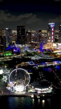 Miami Florida Birleşik Devletleri 'nin gece manzarası. Lunaparktaki çarpıcı dönme dolabın gece hava manzarası. Miami Florida 'da gece manzarası. Miami 'nin gece şehri..