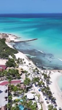 Hollanda Karayipler 'deki Oranjestad' da Aruba Skyline. Karayip Sahili. Mavi Deniz Arkaplanı. Hollanda Karayipler 'deki Oranjestad Aruba. Turizm arazisi. Doğa Deniz Burnu.