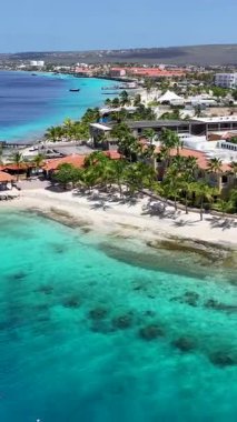 Bonaire Skyline, Bonaire Hollanda Antilleri 'ndeki Kralendijk' te. Plaj manzarası. Karayip Adası. Bonaire Hollanda Antilleri 'nde Kralendijk. Deniz Burnu Açık Hava. Doğa Turizmi.
