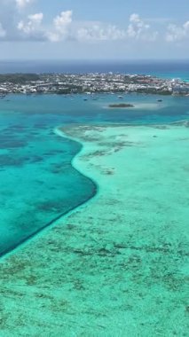 San Andres Skyline Karayip Adası Kolombiya 'da. Plaj manzarası. Karayip Cenneti. San Andres Karayip Adası Kolombiya 'sında. Deniz Burnu Açık Hava. Doğa Turizmi.