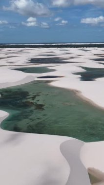 Lencois Maranhenses, Maranhao Brezilya 'daki Santo Amaro' da. Doğa Manzarası. Yüksek kum tepeleri. Lencois Maranhenses Brezilya 'da. Yağmur suyu gölleri. Çarpıcı Ekosistem. Tropik seyahat. Brezilya Kuzeydoğu.