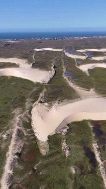 Piaui Brezilya 'daki Luis Correia' da Lencois Piauienses. Tatlı Su Gölleri Peyzajı. Kum tepeleri dağları. Lencois Piauiens Luis Correia 'da. Turizm Seyahati. Portinho Gölü. Plaj Arkaplanı.