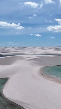Lencois Maranhens Maranhao Brezilya 'daki Santo Amaro' da Skyline 'da. Tatlı Su Gölleri Peyzajı. Kum tepeleri dağları. Lencois Maranhens Maranhao 'da Skyline' da. Turizm Seyahati. Doğa Sahnesi. Plaj Arkaplanı