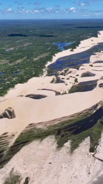 Tutoia Skyline, Tutoia, Brezilya 'da. Doğa Manzarası. Amerika 'nın Brezilya Deltası. Maranhao 'daki Tutoia Skyline. Riverside City 'de. Plaj manzarası. Tatil seyahatleri. Brezilya Kuzeydoğu.