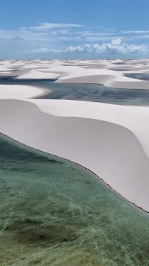 Lencois Maranhens Maranhao Brezilya 'daki Barreirinhas' ta Skyline 'da. Tatlı Su Gölleri Peyzajı. Kum tepeleri dağları. Lencois Maranhenses Skyline Maranhao. Turizm Seyahati. Doğa Sahnesi. Plaj Arkaplanı.
