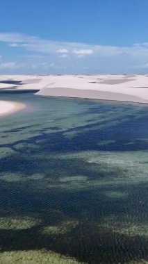 Maranhao Brezilya 'daki Barreirinhas' ta Lencois Maranhenses. Doğa Manzarası. Yüksek kum tepeleri. Lencois Maranhenses Brezilya 'da. Yağmur suyu gölleri. Çarpıcı Ekosistem. Tropik seyahat. Brezilya Kuzeydoğu.