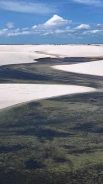 Lencois Maranhens Maranhao Brezilya 'daki Santo Amaro' da Skyline 'da. Tatlı Su Gölleri Peyzajı. Kum tepeleri dağları. Lencois Maranhens Maranhao 'da Skyline' da. Turizm Seyahati. Doğa Sahnesi. Plaj Arkaplanı