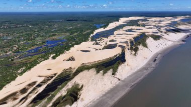 Tutoia Skyline, Tutoia, Brezilya 'da. Doğa Manzarası. Amerika 'nın Brezilya Deltası. Maranhao 'daki Tutoia Skyline. Riverside City 'de. Plaj manzarası. Tatil seyahatleri. Brezilya Kuzeydoğu.