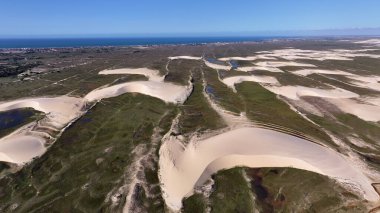 Piaui Brezilya 'daki Luis Correia' da Lencois Piauienses. Tatlı Su Gölleri Peyzajı. Kum tepeleri dağları. Lencois Piauiens Luis Correia 'da. Turizm Seyahati. Portinho Gölü. Plaj Arkaplanı.