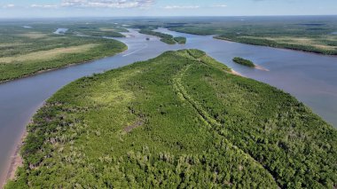 Brezilya Maranhao 'daki Araioses' de Parnaiba Delta. Doğa Manzarası. Amerika 'nın Brezilya Deltası. Maranhao 'daki Parnaiba Delta. Sarmal Nehir. Plaj manzarası. Tatil seyahatleri. Brezilya Kuzeydoğu.