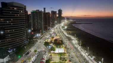 Ceara Brezilya 'da Fortaleza' daki Night Skyline Coastal Bulvarı. Şehir merkezindeki şehir manzarası. Gece Skyline. Ceara Brezilya 'daki Fortaleza' da Coastal Bulvarı. Gece Şehir Manzarası. Turizm Tarihi Yer. Paris Skyline