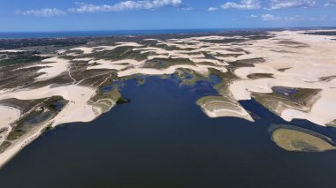 Piaui Brezilya 'daki Luis Correia' da Lencois Piauienses. Doğa Küçük Çarşafları. Portinho Gölü. Lencois Piauiens Luis Correia 'da. Kıvrımlı kum tepeleri. Yağmur suyu gölleri. Tropik Seyahat.