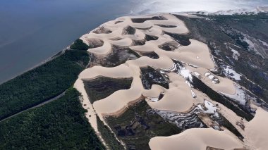 Maranhao Brezilya 'daki Araioses' de Morro Do Meio Plajı. Doğa Manzarası. Parnaiba Delta Vahşi Yaşam. Maranhao 'daki Morro Do Meio Plajı. Kıvrımlı kum tepeleri. Yağmur suyu gölleri. Tropik Seyahat.
