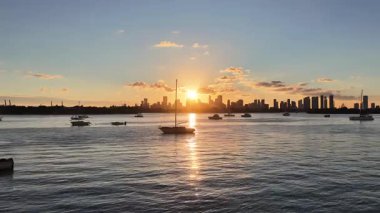 Florida 'daki Miami Beach' te Sunset City. Günbatımı Şehri. Aydınlatılmış şehir manzarası. Şehir merkezinde. Florida 'daki Miami Beach' te Sunset City. Huzurlu Günbatımı Gökyüzü.