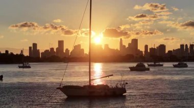 Florida 'daki Miami Beach' te Sunset Bay. Sunset Sahili. Aydınlatılmış şehir manzarası. Şehir merkezinde. Florida 'daki Miami Beach' te Sunset Bay. İnanılmaz Günbatımı Skyline.