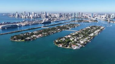 Miami Beach Skyline, Florida 'daki Miami Beach' te. Şehir Plajı. Bay Water Sahnesi. Şehir merkezinde. Florida 'daki Miami Beach Skyline. Huzurlu Manzara.